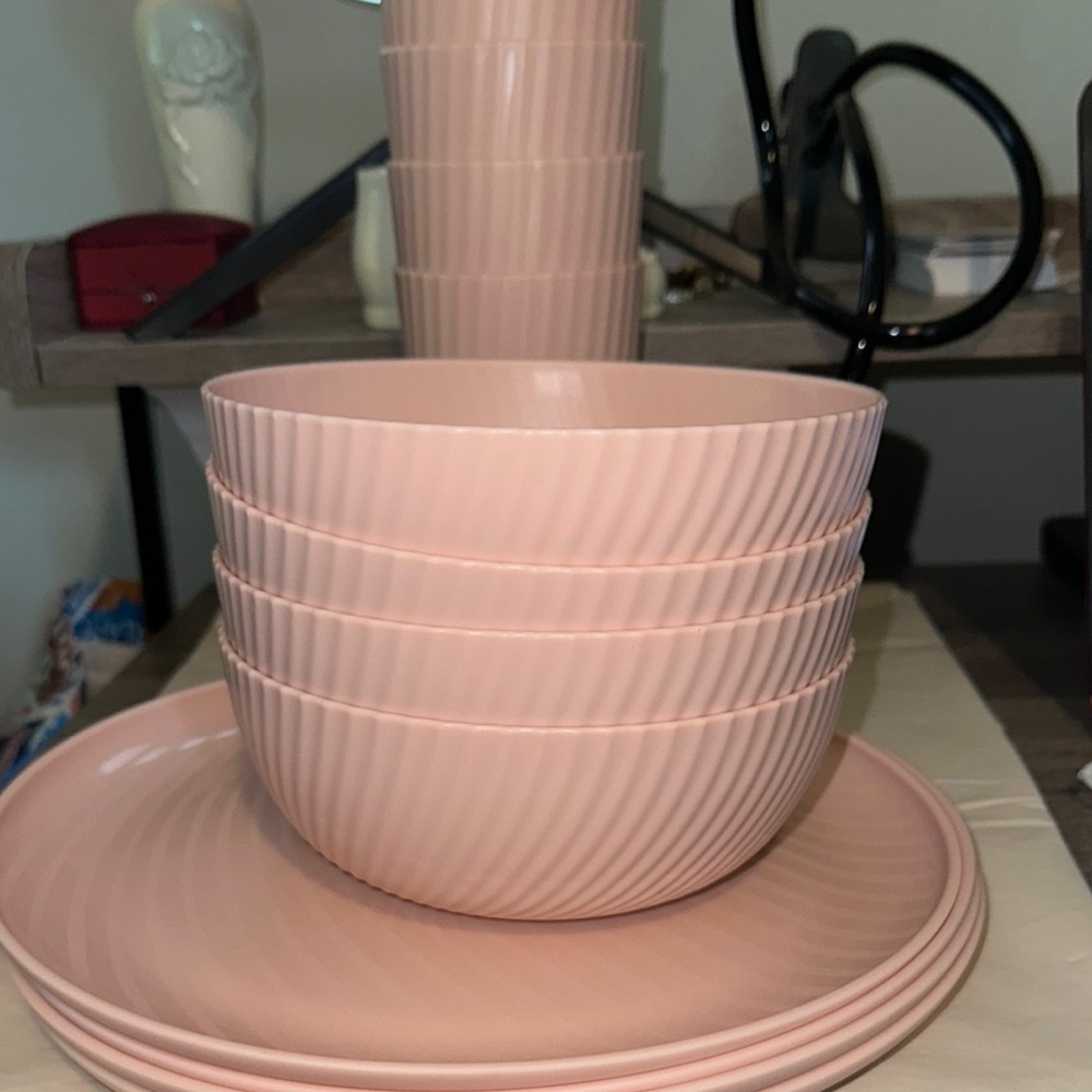 Mainstays Dinnerware Set with 4- Cups - 26oz- 4 bowls - 7" 4 plates -10.5xo.75 H